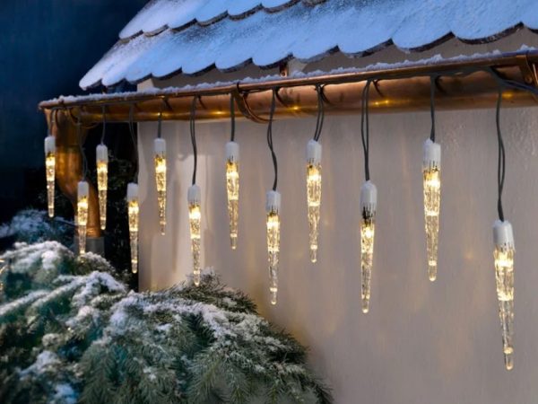 Монтаж гирлянд-сосулек на карнизе — лайфхаки от монтажников